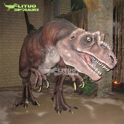 Dinozaur na krytym placu zabaw
